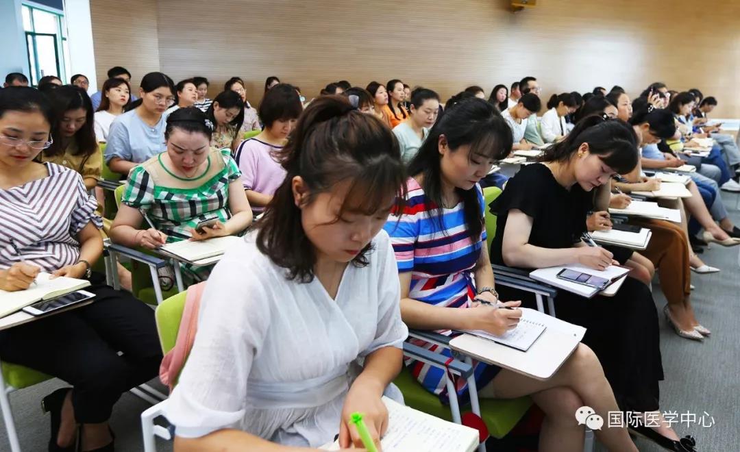 西安國際醫(yī)學(xué)中心舉辦為期兩天的科主任、護(hù)士長培訓(xùn)