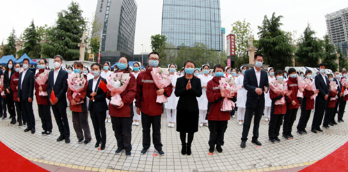 人民日?qǐng)?bào)——今天，讓我們盡情擁抱吧！西安國(guó)際醫(yī)學(xué)中心醫(yī)院6名隊(duì)員解除隔離
