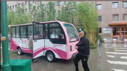 暖心！醫(yī)院下雨天安排擺渡車