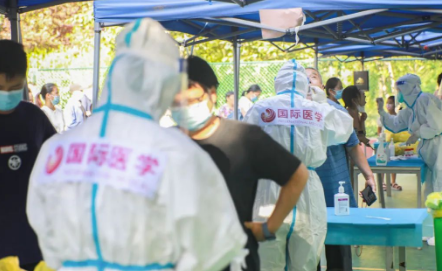 泡白的雙手，濕透的衣服，高溫天氣下的這些“大白”讓人心疼