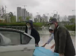 大雨天突遇車禍，從安保到醫(yī)護人員接力營救
