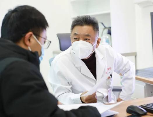 他們?nèi)找箞?jiān)守，為患者照亮就診之路