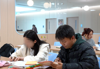 治療、學(xué)習(xí)兩不誤！病房里開啟了“小課堂”