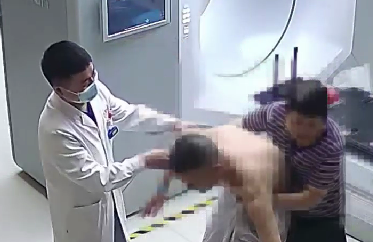 驚險！患者險些跌倒，醫(yī)生跳過治療床扶患者