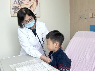 支原體肺炎來了！住院扎堆，學(xué)習(xí)桌搬到病房，孩子邊寫作業(yè)邊打點(diǎn)滴