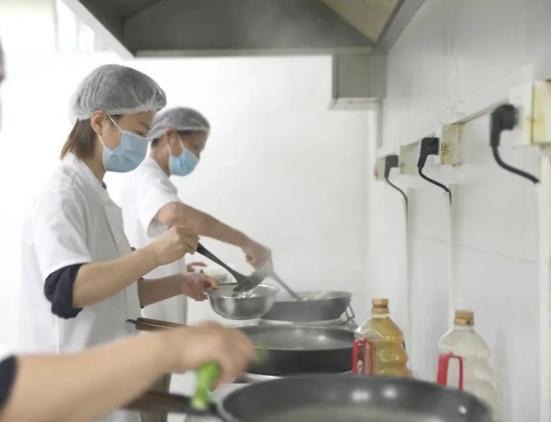 灶火燃起時(shí)，醫(yī)院飄出“家的味道”