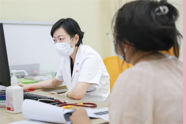 生長發(fā)育、視力矯治、泌尿外科……暑假未到，兒科門診已排起長隊